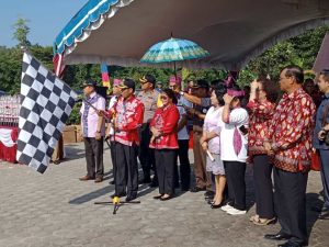Bupati Gunung Mas Lepas Peserta Karnaval dan Pawai Budaya