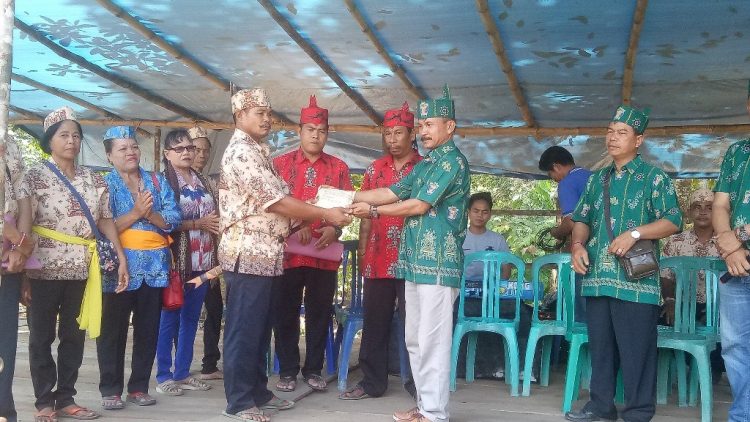 Pemkab Gunung Mas Menyerahkan Bantuan Kepada Panitia Tiwah Tumbang Empas