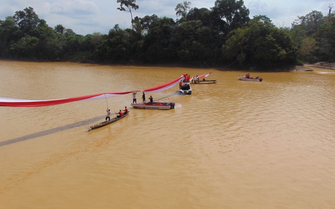 Cara Unik, Pengibaran Bendera Merah Putih Yang Membentang Sungai Kahayan
