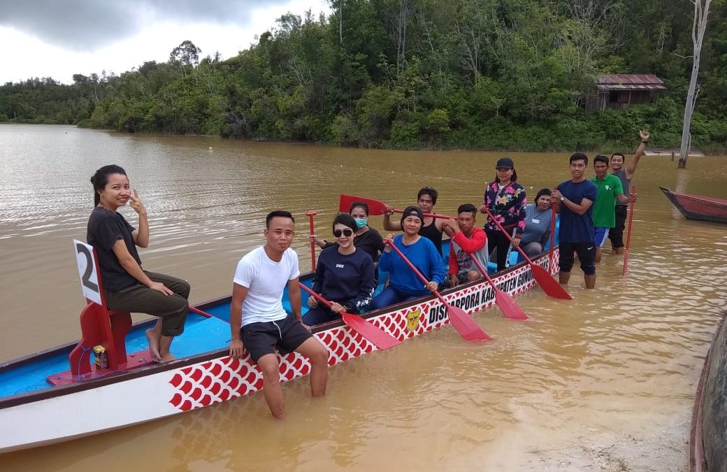 Menjelang Lomba Dayung Perahu Naga, Peserta Melakukan Latihan Di Dam Sakata Juri