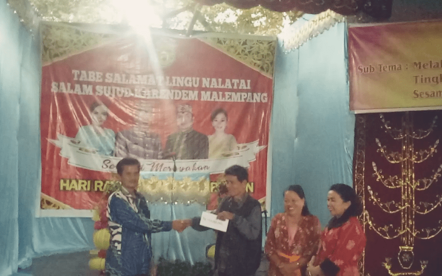 Pemkab Gumas Serahkan 47 Juta Untuk Pembangunan Balai Basarah Desa Tbg.Oroi