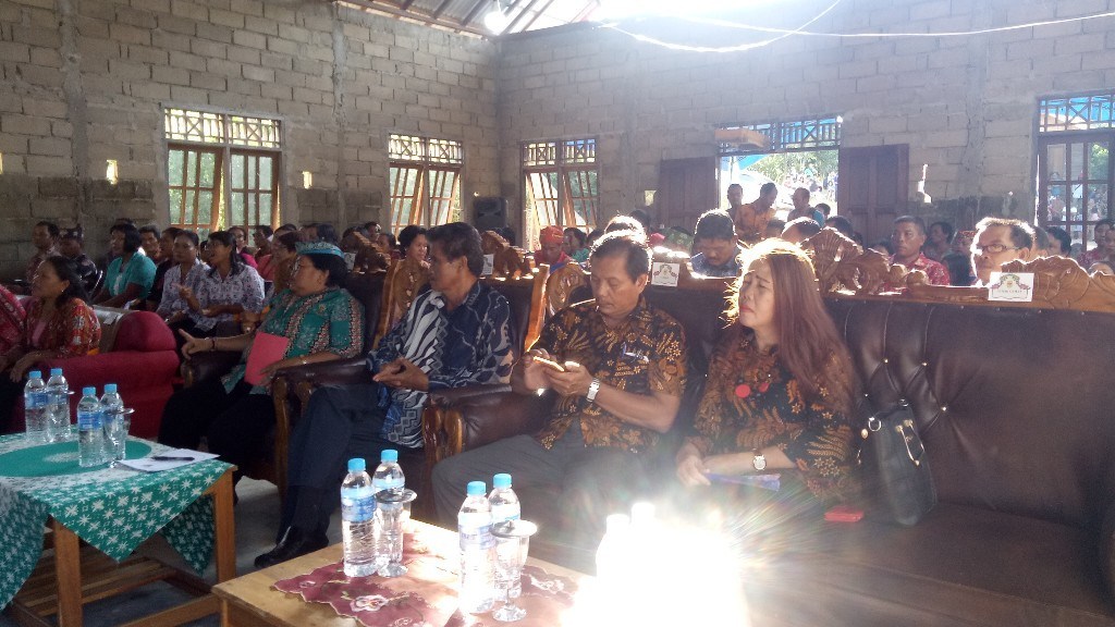 Pemkab Gumas Serahkan Bantuan Untuk Pembangunan Balai Basarah, Desa Tumbang Oroi