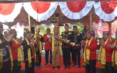 Bupati Gumas Hadiri Acara Seminar Internasional dan Ekspedisi Napak Tilas di Desa Tumbang Anoi