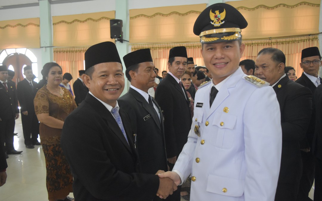 Bupati Sematkan Satyalancana Karya Satya Dari Presiden RI Kepada 135 ASN Gumas