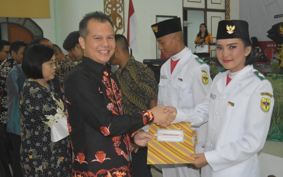 Malam Kenegaraan “Bupati Gumas Berikan Penghargaan Kepada Anggota Paskibraka”