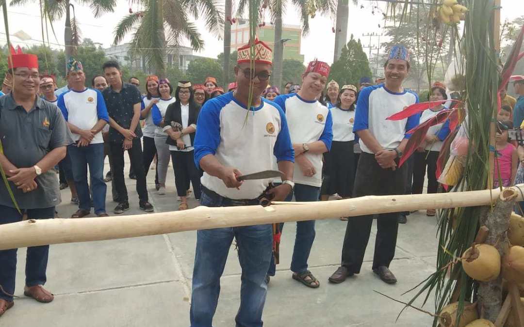 Kunjungan Kasih SPB dan SPPer Jemaat GKE Kuala Kurun Ke Muara Teweh Disambut Dengan Potong Pantan