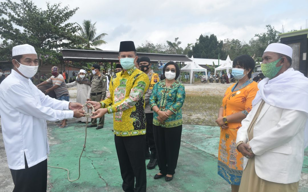 Pengurus Dewan Masjid Indonesia (DMI) Gumas Menerima 19 Ekor Sapi Qurban Dari Pemkab