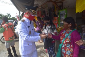 Bupati Bersama Unsur Forkopimda Bagi-Bagi Masker Kepada Masyarakat