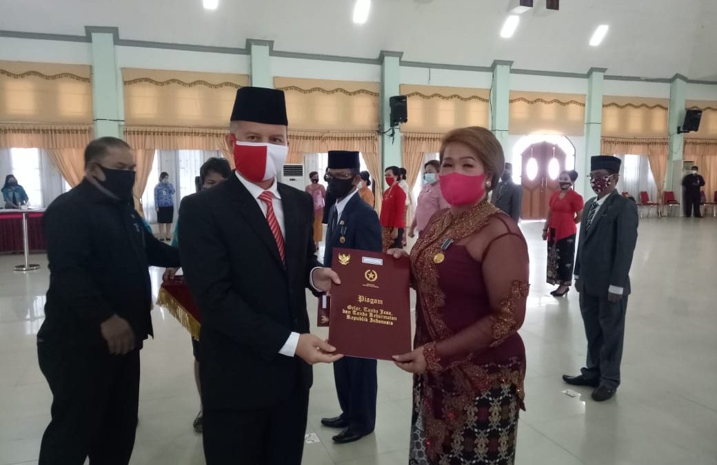 34 Orang ASN Gumas Menerima Anugerah Satyalancana Karya Satya Dari Presiden RI