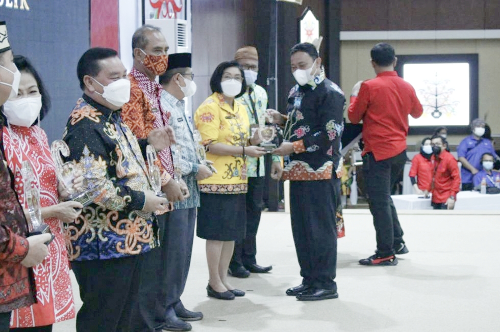 Kabupaten Gumas RAIH Penganugerahan Keterbukaan Informasi Publik Peringkat 1 Cukup Informatif SE-Kalteng