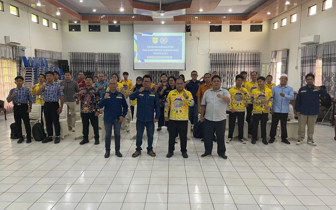 Kepala diskominfosantik gumas membuka kegiatan edukasi jurnalistik tahun 2025